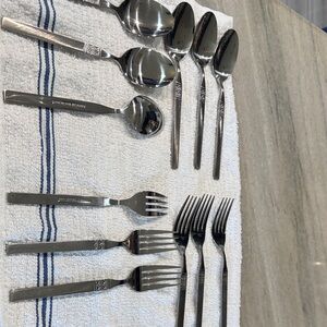 Oneida Polished Silver Stainless Steel Flatware Set